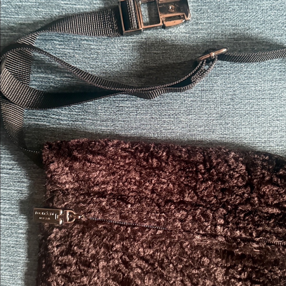 Mondani Women's Black waist Fur Bag. - Picture 5 of 10